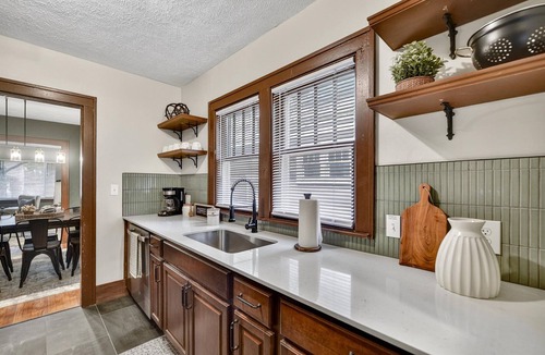 Lansing House | 4 bed/2 bath, Relaxing, Seating for 8, Family Gathering location
