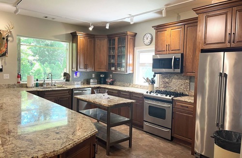 Union Pier House | 4 bed/3 bath huge house, 1.5 blocks to beach/town, hot tub/game rm, dog friendly