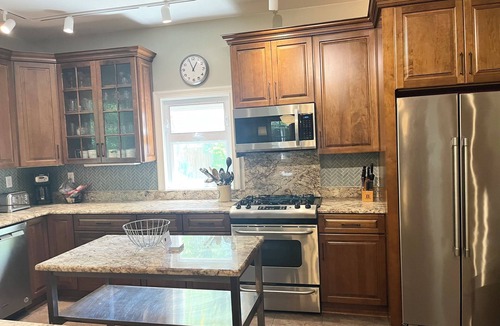 Union Pier House | 4 bed/3 bath huge house, 1.5 blocks to beach/town, hot tub/game rm, dog friendly