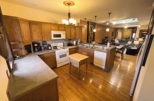 Clare Condo | 4-bedroom spacious Loft in Historic Downtown Clare - Extended family Suite