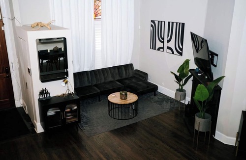 Old Town Triangle House | 4 BR Theater Room Gym Walk to Lincoln Park!