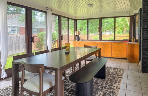 Lawrence House | 4 Bunks 3 Kings 1 Queen: Premium Spacious Home -Pinball-15m DT