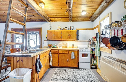 Iron River Cabin | 4 Mi to Ski Brule: Cozy Cabin w/Screened-In Porch