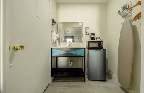 Barstow Hotel | 4 Rooms 2 Queen Beds - Experience Retro Vibes Room Near Top Route 66 Attractions