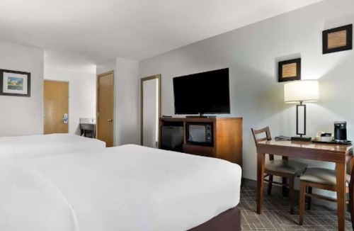 Joliet Hotel | 4 Tranquil Units with Free Breakfast and Indoor Pool Near Rialto Theatre