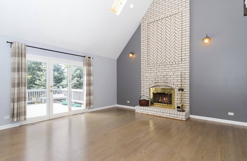 Woodridge House | 4BR Family Retreat, Backyard and Deck Near Naperville & Chicago, Perfect for vac