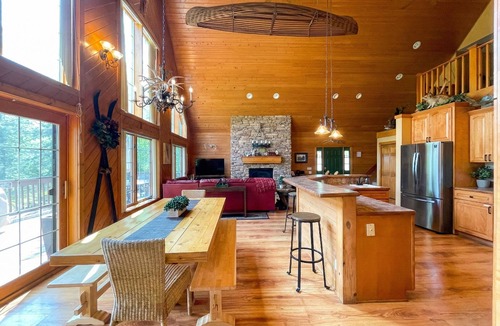 Lake Geneva House | 4BR Lodge Near Lake Geneva - Sitting Pool, Hot Tub, Sauna, Lake Views on 3 Acres
