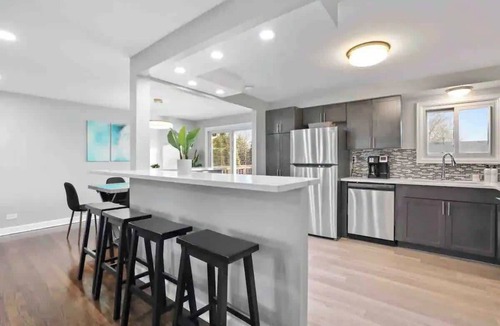 Forestview House | 4BR Near Woodfield Mall & Metra | LCP Collection