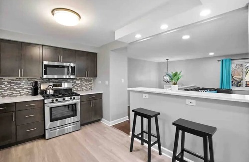 Forestview House | 4BR Near Woodfield Mall & Metra | LCP Collection