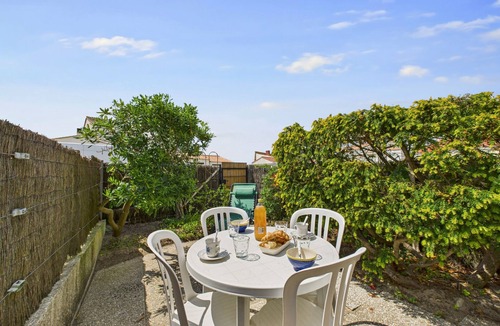 Longeville-sur-Mer Apartment | 50 m from the beach – apart for 2 adults/3 children
