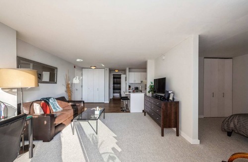 Downtown Chicago Apartment | 50th Floor Mag Mile Views, Balcony, Pool, Gym