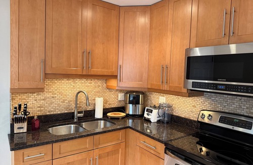 Jefferson Park House | 5BR Family home Near O’Hare, Easy Airport & Downtown Access, Garage Parking.
