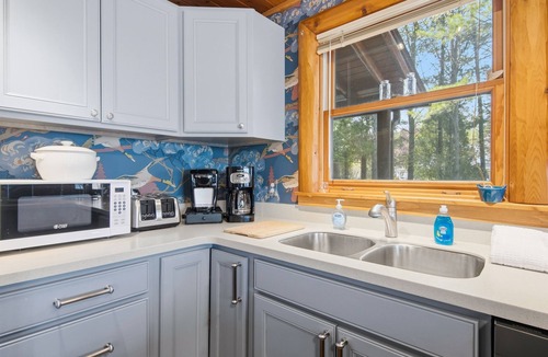 Northport Cabin | 5BR Lake Michigan Log Cabin | Dog Friendly