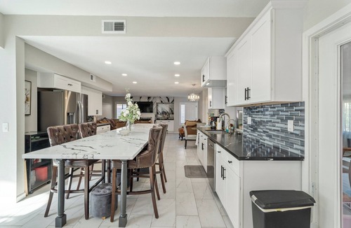 Ontario House | 6 bedroom Large house. Near Airport,Outlets Mall, No big Party, Pets Friendly