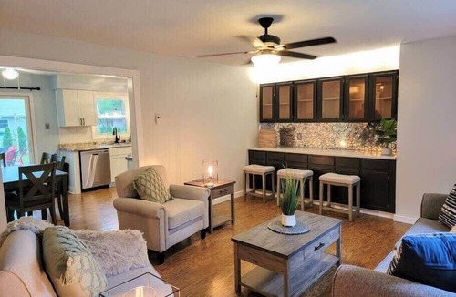 Paw Paw Lake House | 6 Beds I Pets| Paw Paw Lake