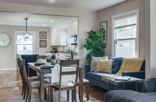 South Bend House | 6 BR Family and Friends Retreat- Pool, Theatre, Walk to Notre Dame & Restaurants