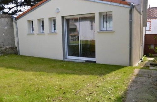 La Rogere House | 66 m² house with enclosed garden, 400m walk to the main beach and all amenities