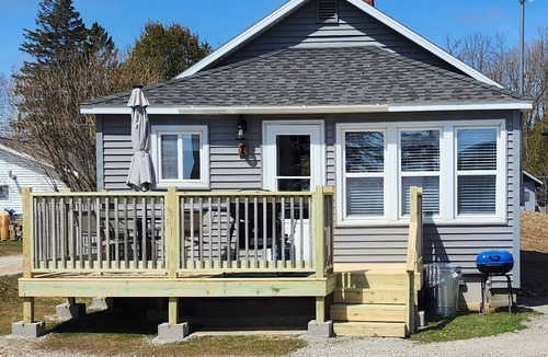 Gladstone Cottage | #7 2bed 1bath LAKE MI Fishing Cabin WiFi AC Deck Firepit Kayaks Paddle Boat Dock