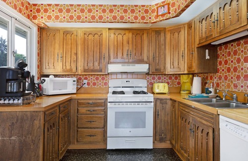 Traverse City Cabin | 70’s Lodge – Spa Retreat for Big Friend & Family Groups with Pool & Pickleball