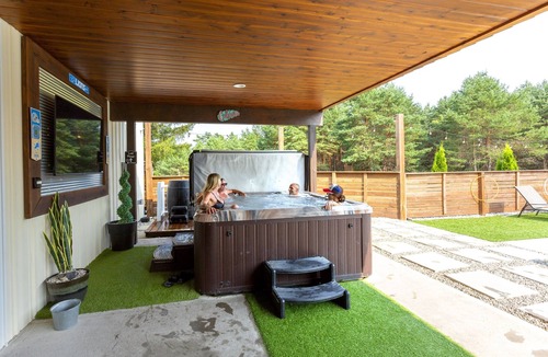 Traverse City Cabin | 70’s Lodge – Spa Retreat for Big Friend & Family Groups with Pool & Pickleball