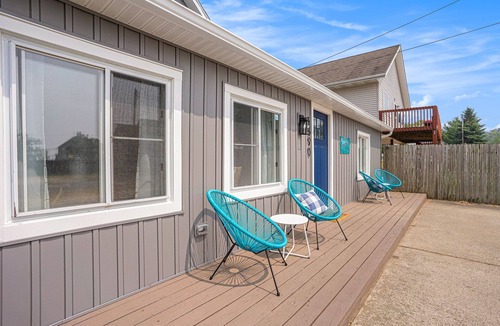 Bluffton House | A backyard oasis a block from the beach! Hot Tub, Tiki Bar, Ping Pong!