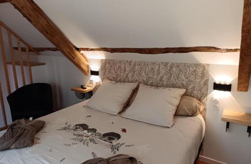 Saint-Malon-sur-Mel House | A La Mémoire de Merlin " Gîte Le Miroir Aux Fées "