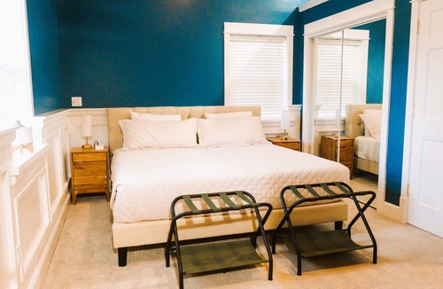 Bradley House | A Peace of Paradise. -Hot Tub, Massage Chair, Private Lot, Close to Gun Lake-