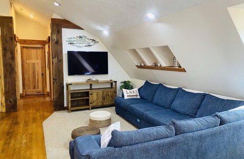 Bradley House | A Peace of Paradise. -Hot Tub, Massage Chair, Private Lot, Close to Gun Lake-