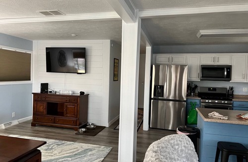 Monticello House | A peaceful retreat, come relax on Lake Shafer. Fire pit, kayaks & games.