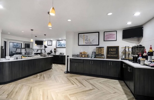 Maumee Apartment | Accessible 1BR Suite w/ Tub | Pool + Hot Breakfast