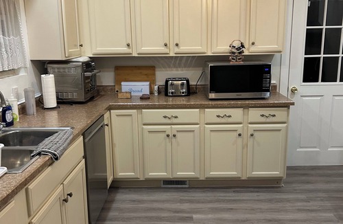Bedford House | Accessible historic 3-bedroom, 2-bathroom bungalow with AC, WiFi in Southern IN