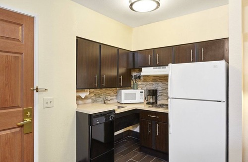 Glenview Apartment | Accessible Suite | Kitchen, Free Breakfast & Pool