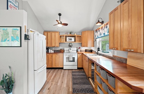 Bitely Cabin | Acorn Acres Cozy Retreat, Fire Pit, Nature Views, Near Trails & Lakes! Sleeps 6