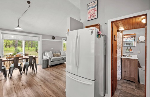 Bitely Cabin | Acorn Acres Cozy Retreat, Fire Pit, Nature Views, Near Trails & Lakes! Sleeps 6