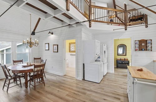 Colgate House | Adorable and completely renovated 4+ bedroom lake house on Pewaukee Lake, WI.