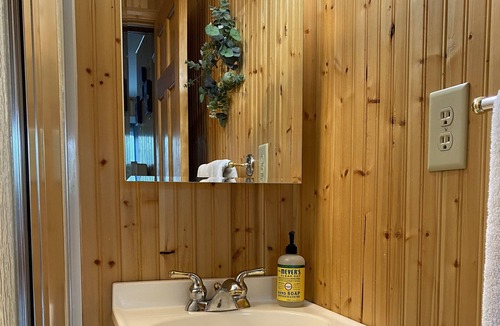 Hastings Cottage | Adorable Thornapple Lake Cottage on Channel
