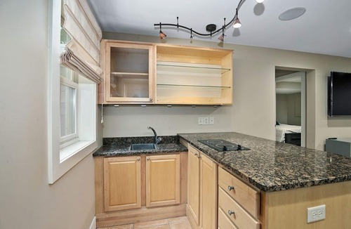 Douglas House | Alex`s Pool House Private Pool & Hot Tub Centrally Located in the Saugatuck Douglas Area