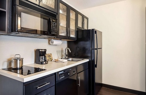 Bryant Pattengill West Hotel | Always a Great Idea To Unwind! Close to Lake Forest Golf Club, Pet-Friendly!