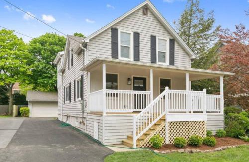 Libertyville House | Amazing home in DT Libertyville Near Naval Base