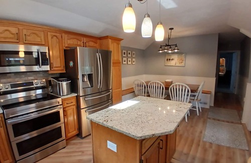 South Haven House | Amazing in ground Pool, 5 bedroom 3 bath, Short Walk to Town and Beach