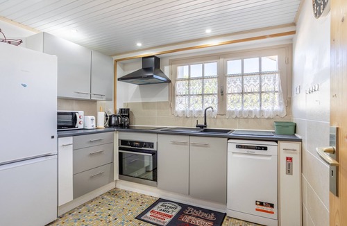 Challans Apartment | Apartment 'Appartement Entre Mer Et Marais' with Shared Terrace, Wi-Fi and Air Conditioning