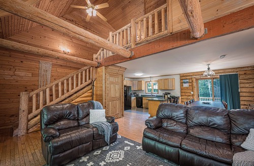 Apple River Cabin | Apple Cub Cabin: Hot Tub, Game Room & King Beds & 3 Bathrooms!