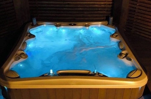 Appleton House | Appleton Wooded Oasis - Massage Hot Tub - Fireplace- Sunroom -6 Star Hospitality