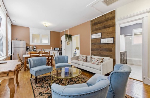 Lakewood-Balmoral Condo | At Home in Andersonville - Close to Foster Beach and the Red Line by AllSet Turnover
