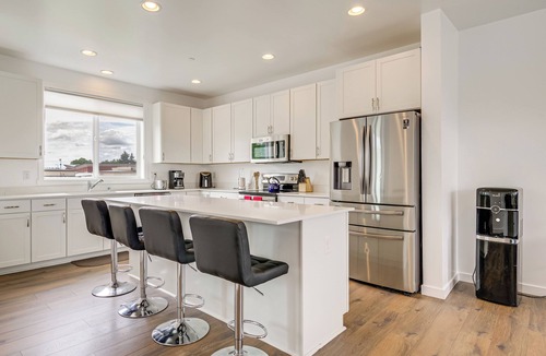 Monroe House | Balcony & Mtn Views! Newly Built Getaway in Monroe
