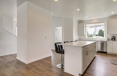 Monroe House | Balcony & Mtn Views! Newly Built Getaway in Monroe