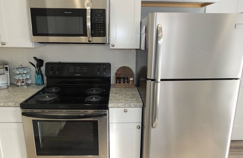 Frankfort Cottage | Beach Town Escape - NEWLY-REMODELED & GORGEOUS! GREAT LOCATION AS WELL!
