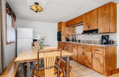 Mayfield Condo | Beachfront | 10mi to TC | Pontoon Rental l Sauna
