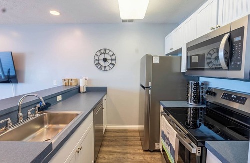 Traverse City Condo | Beachfront Balcony Condo with Jetted Tub