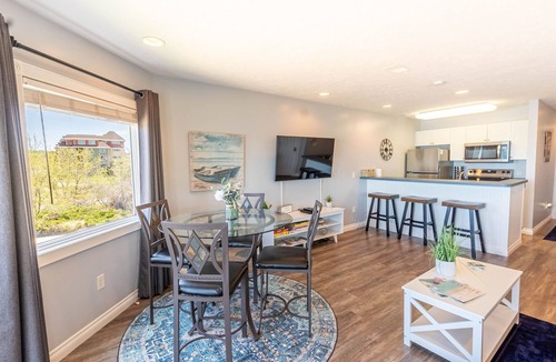 Traverse City Condo | Beachfront Balcony Condo with Jetted Tub